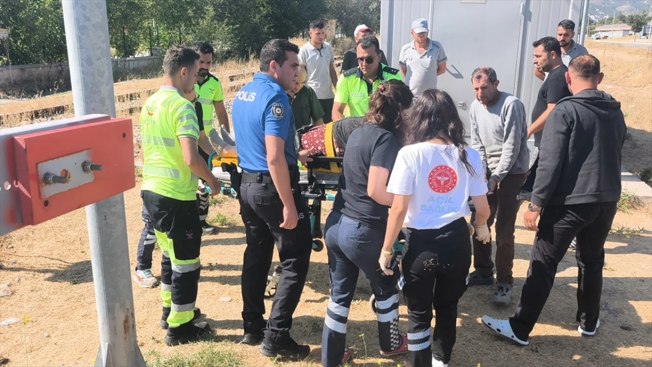 Kütahya'da Hemzemin Geçitte Şaşırtıcı Kaza: Tren Cep Telefonuyla Konuşan Kadına Çarptı