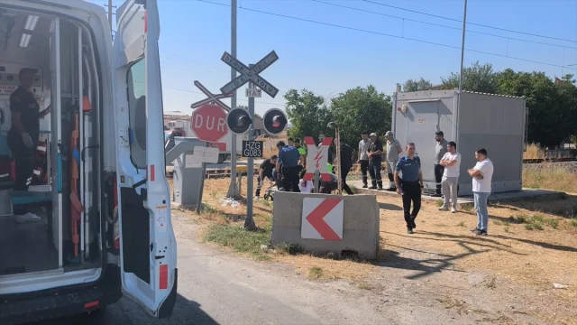 Kütahya'da Hemzemin Geçitte Şaşırtıcı Kaza: Tren Cep Telefonuyla Konuşan Kadına Çarptı