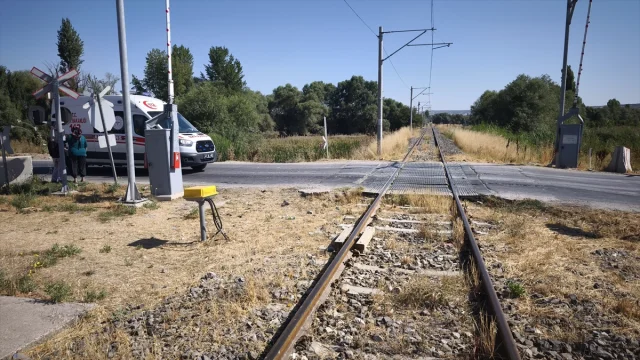 Kütahya'da Hemzemin Geçitte Şaşırtıcı Kaza: Tren Cep Telefonuyla Konuşan Kadına Çarptı