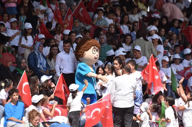 Van'daki TÜGVA Yaz Okulu Renkli Etkinliklerle Sona Erdi