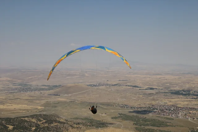 Yamaç Paraşütü Heyecanı Aksaray'ı Sardı