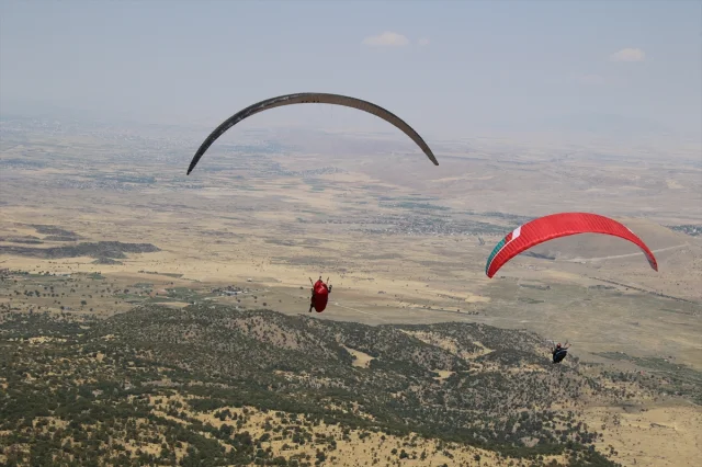 Yamaç Paraşütü Heyecanı Aksaray'ı Sardı