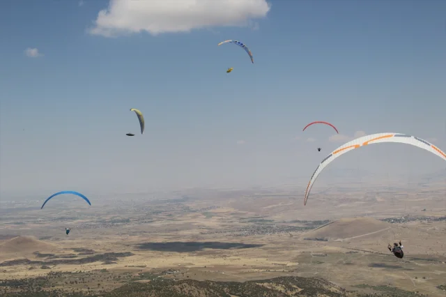 Yamaç Paraşütü Heyecanı Aksaray'ı Sardı