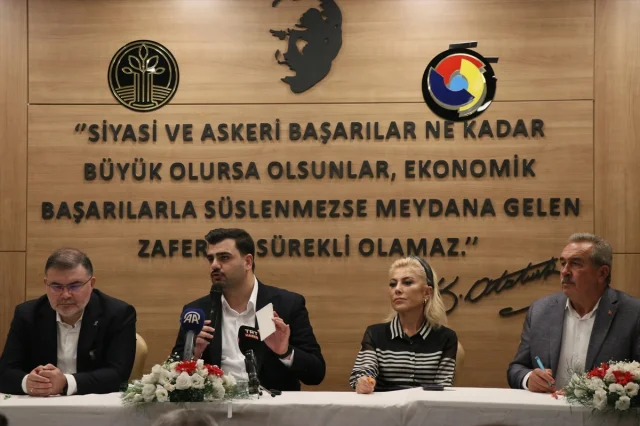 Eyyüp Kadir İnan İzmir'de CHP'yi Hedef Aldı