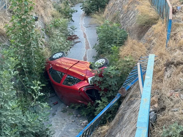 Ümraniye'de Nefes Kesen Kaza: Araç Dereye Uçtu!