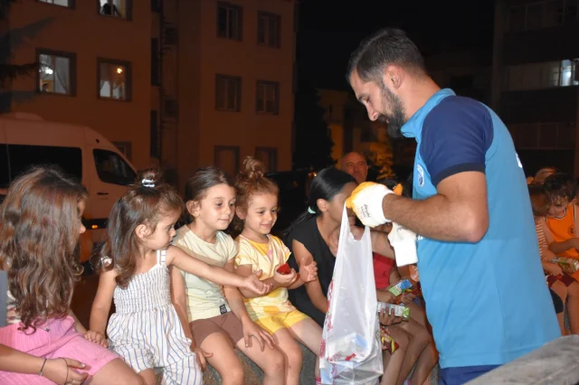 Trabzon'da Çöp Kamyonu Çocukların Kalbini Nasıl Kazandı