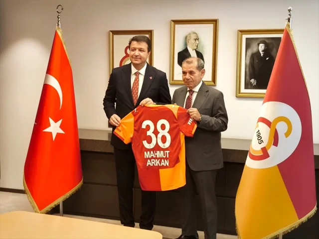 Sürpriz Ziyaret: Saadet Partisi Liderinden Galatasaray'a Sıcak Jest