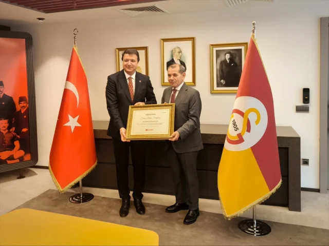 Sürpriz Ziyaret: Saadet Partisi Liderinden Galatasaray'a Sıcak Jest