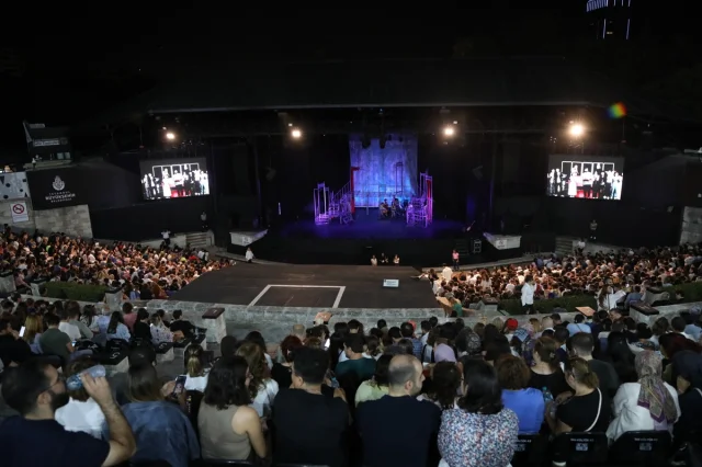 Harbiye'de Unutulmaz Gece: "Gözlerimi Kaparım Vazifemi Yapar...