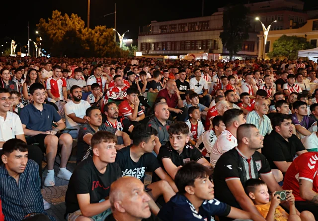 Samsunspor'un UEFA Zaferi: Dev Ekranda Binlerce Taraftar Coşkuya Ortak Oldu