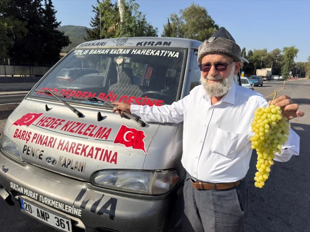 Denizli'nin Elmacı Dede'si İzmir'de Mehmetçik'e Üzüm İkram Etti