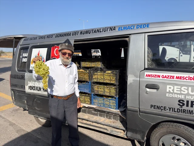 Denizli'nin Elmacı Dede'si İzmir'de Mehmetçik'e Üzüm İkram Etti