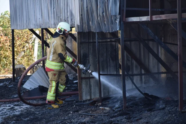 Manisa'da Yangın Alarmı Korkuttu: Plastikler Alevlere Teslim...