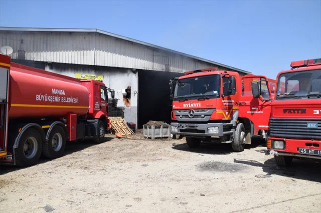 Manisa'da Yangın Alarmı Korkuttu: Plastikler Alevlere Teslim Oldu