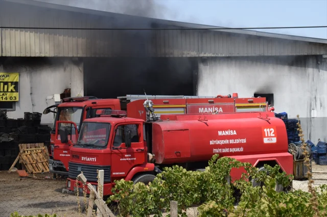 Manisa'da Yangın Alarmı Korkuttu: Plastikler Alevlere Teslim Oldu