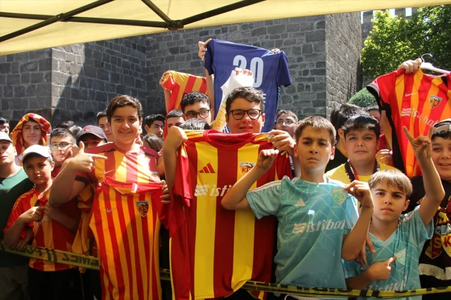 Kayserispor'un Coşkulu İmza Günü Taraftarları Büyüledi