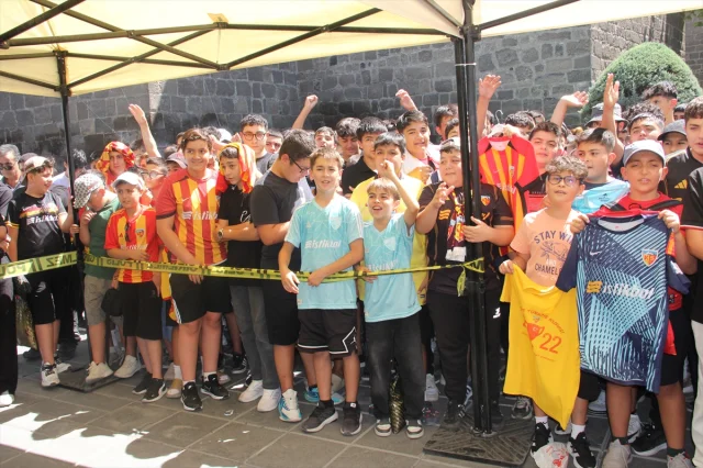 Kayserispor'un Coşkulu İmza Günü Taraftarları Büyüledi