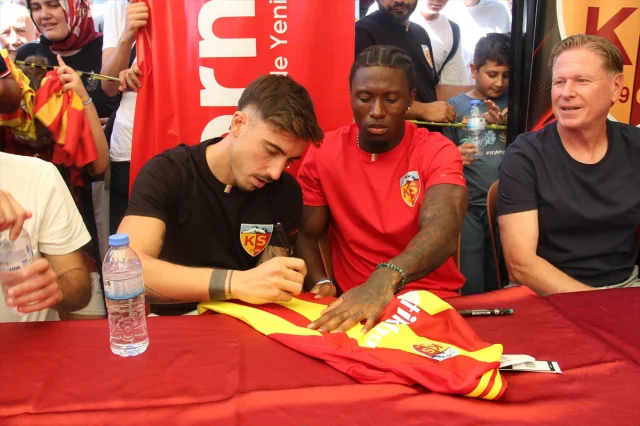 Kayserispor'un Coşkulu İmza Günü Taraftarları Büyüledi