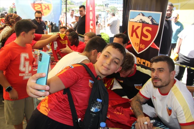 Kayserispor'un Coşkulu İmza Günü Taraftarları Büyüledi