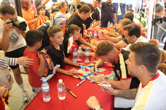 Kayserispor'un Coşkulu İmza Günü Taraftarları Büyüledi