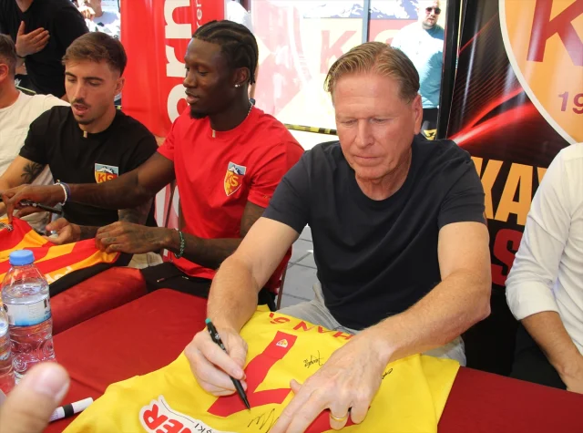 Kayserispor'un Coşkulu İmza Günü Taraftarları Büyüledi