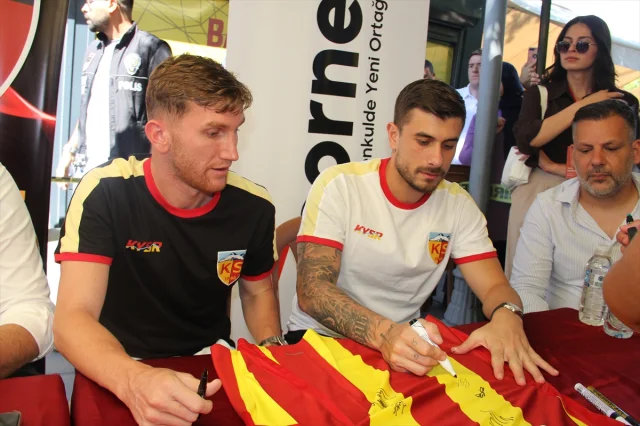 Kayserispor'un Coşkulu İmza Günü Taraftarları Büyüledi