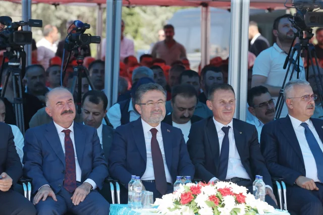 Bakan Yumaklı Şap Hastalığına Karşı Üreticileri Uyardı: Hayvan Pazarları Yeniden Açılıyor