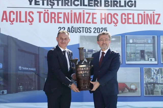 Bakan Yumaklı Şap Hastalığına Karşı Üreticileri Uyardı: Hayvan Pazarları Yeniden Açılıyor