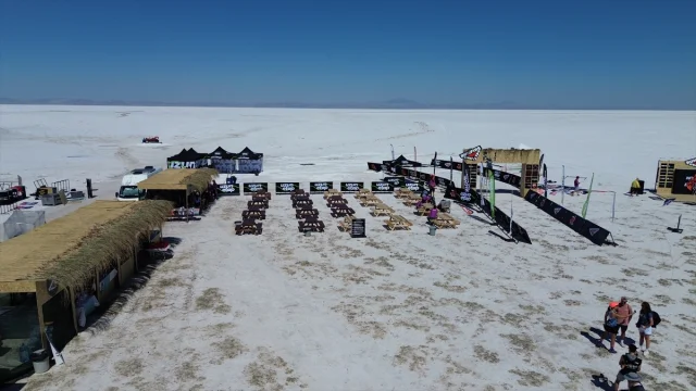 Tuz Gölü'nde Nefes Kesen Maraton Başladı: Sporcular Beyaz Örtüde Yarışıyor