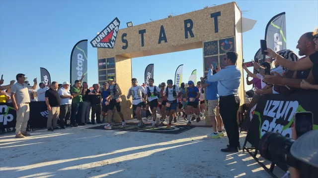 Tuz Gölü'nde Nefes Kesen Maraton Başladı: Sporcular Beyaz Örtüde Yarışıyor