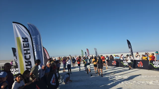 Tuz Gölü'nde Nefes Kesen Maraton Başladı: Sporcular Beyaz Örtüde Yarışıyor