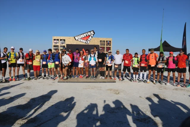 Tuz Gölü'nde Nefes Kesen Maraton Başladı: Sporcular Beyaz Örtüde Yarışıyor