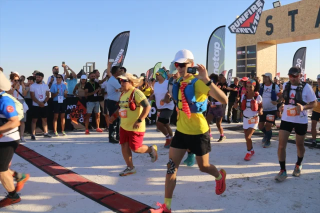 Tuz Gölü'nde Nefes Kesen Maraton Başladı: Sporcular Beyaz Örtüde Yarışıyor