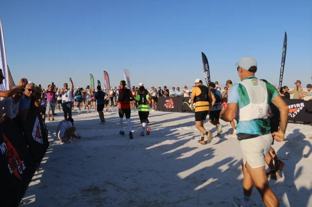 Tuz Gölü'nde Nefes Kesen Maraton Başladı: Sporcular Beyaz Örtüde Yarışıyor