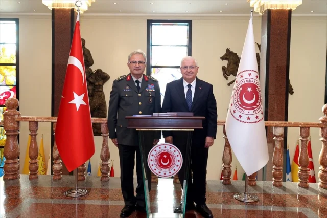 Milli Savunma Bakanı'nın Kabulündeki Sürpriz Detaylar