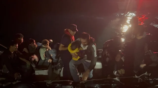 Çanakkale Açıklarında Heyecanlı Operasyon: 25 Göçmen Yakalan...