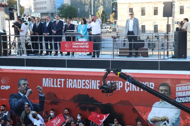 Sivas Mitingine Yoğun İlgi: CHP Lideri Özgür Özel'den Çarpıcı Mesajlar