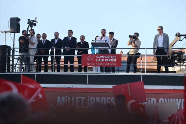 Sivas Mitingine Yoğun İlgi: CHP Lideri Özgür Özel'den Çarpıcı Mesajlar