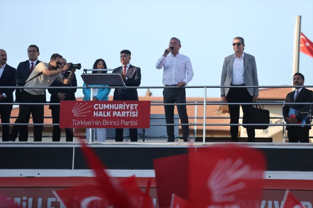 Sivas Mitingine Yoğun İlgi: CHP Lideri Özgür Özel'den Çarpıcı Mesajlar