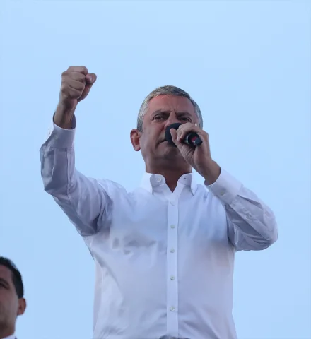 Sivas Mitingine Yoğun İlgi: CHP Lideri Özgür Özel'den Çarpıcı Mesajlar