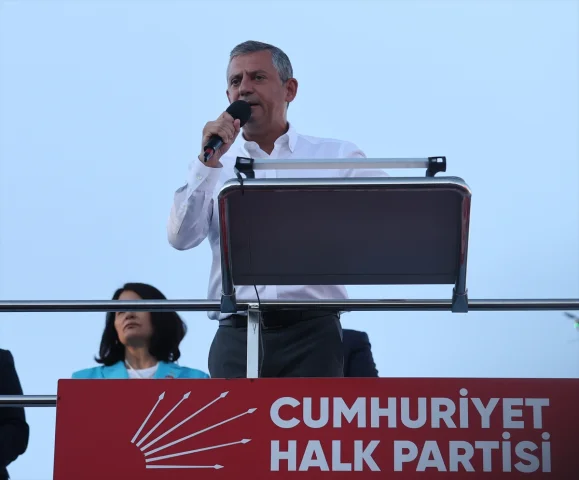 Sivas Mitingine Yoğun İlgi: CHP Lideri Özgür Özel'den Çarpıcı Mesajlar