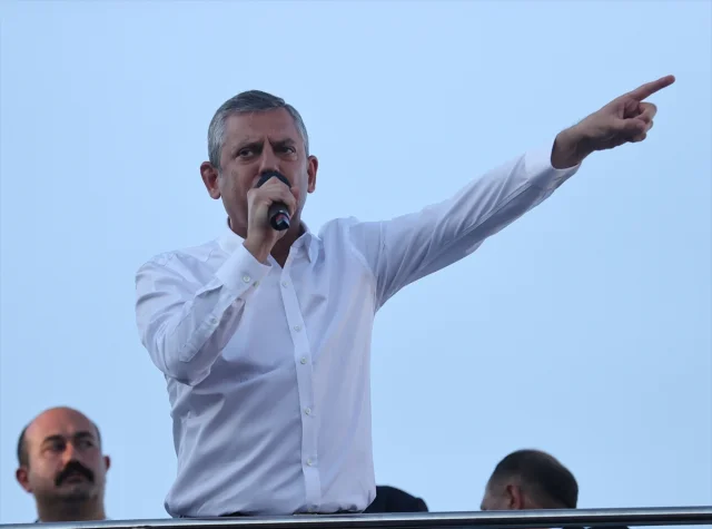Sivas Mitingine Yoğun İlgi: CHP Lideri Özgür Özel'den Çarpıcı Mesajlar