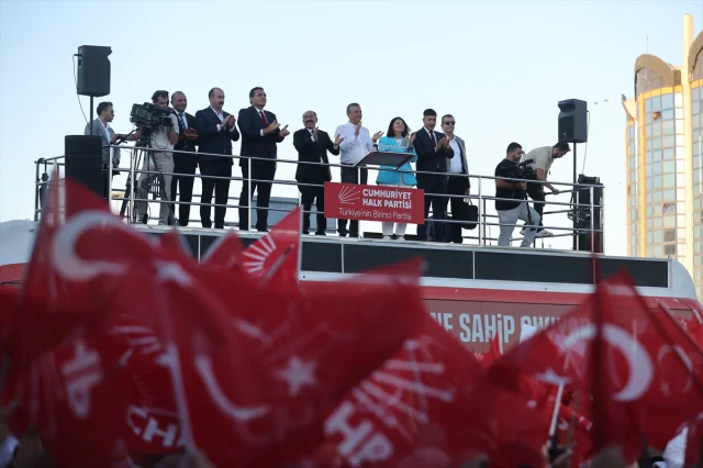 Sivas Mitingine Yoğun İlgi: CHP Lideri Özgür Özel'den Çarpıcı Mesajlar