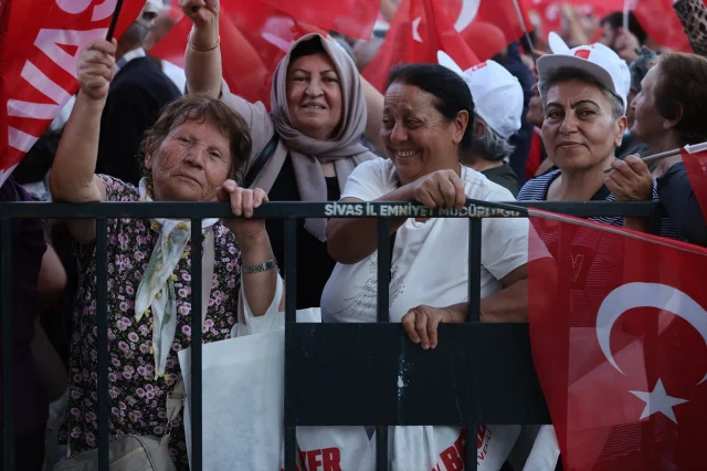 Sivas Mitingine Yoğun İlgi: CHP Lideri Özgür Özel'den Çarpıcı Mesajlar