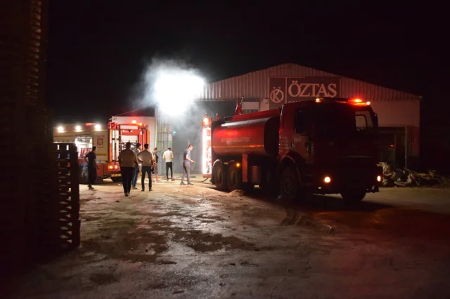 Manisa'daki Kereste Fabrikasında Korkutan Yangın Söndürüldü