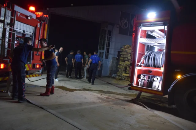 Manisa'daki Kereste Fabrikasında Korkutan Yangın Söndürüldü