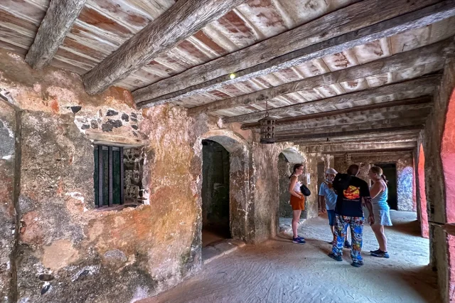 Goree Adası: İnsanlık Tarihinin Karanlık Geçmişine Tanıklık