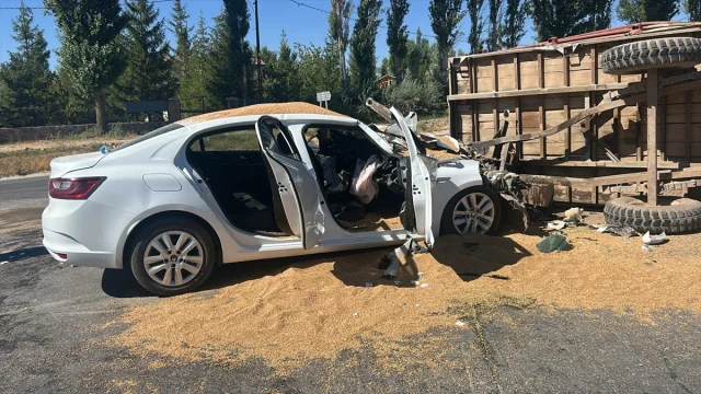 Sivas Yolunda Korkutan Kaza: Otomobil ve Traktör Çarpıştı