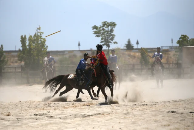 Malazgirt Zaferi Kutlamalarında Cirit Nefesleri Kesti