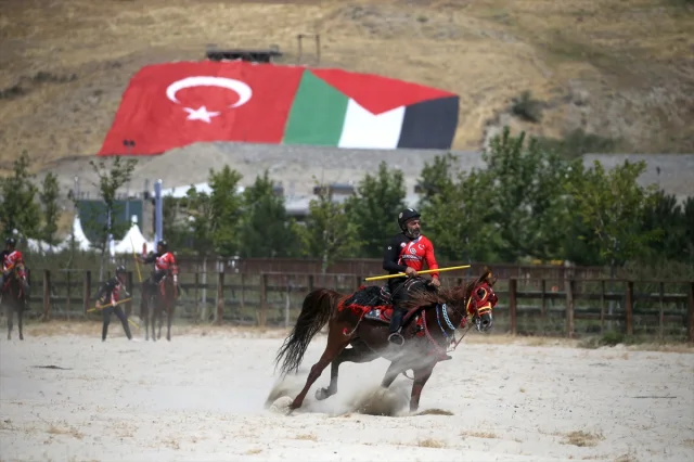 Malazgirt Zaferi Kutlamalarında Cirit Nefesleri Kesti